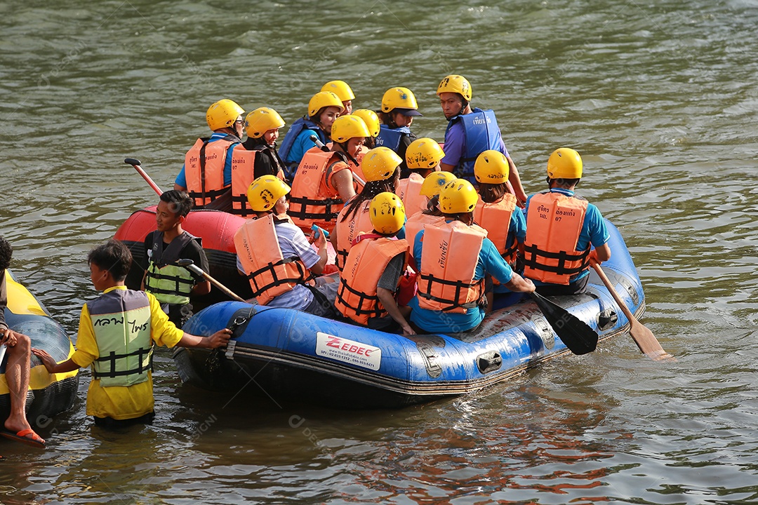 Grupo de aventureiro fazendo rafting na represa o rio é popular por sua vista panorâmica da natureza.