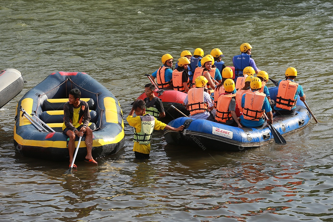 Grupo de aventureiro fazendo rafting na represa o rio é popular por sua vista panorâmica da natureza.