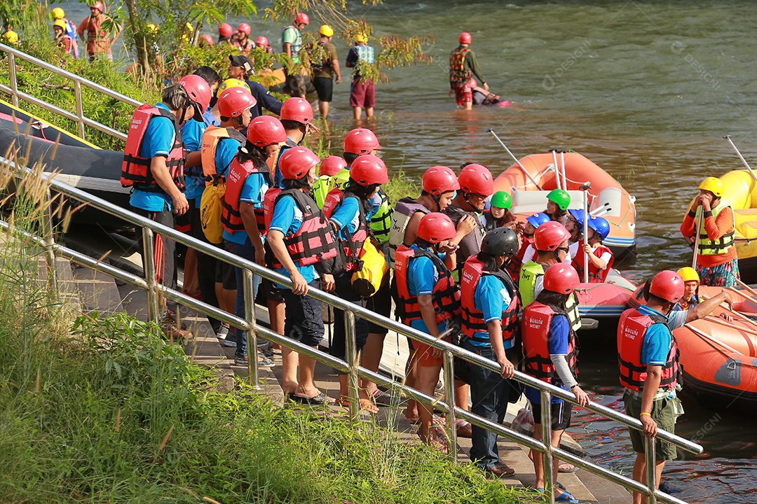 Grupo de aventureiro fazendo rafting na represa o rio é popular por sua vista panorâmica da natureza.