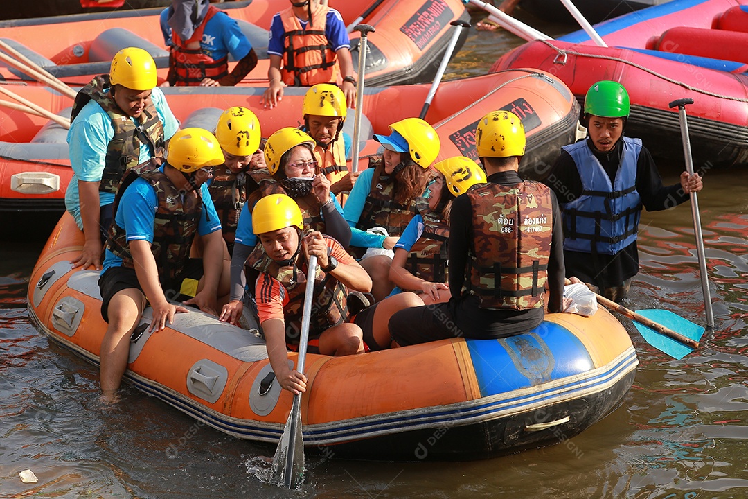 Grupo de aventureiro fazendo rafting na represa o rio é popular por sua vista panorâmica da natureza.