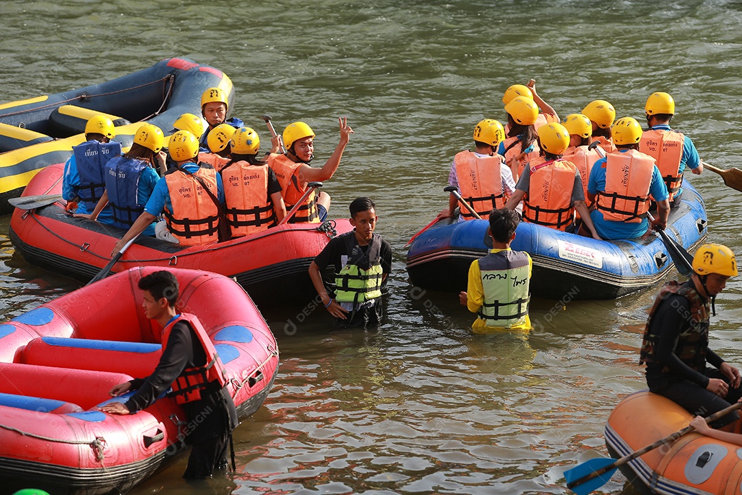 Grupo de aventureiro fazendo rafting na represa o rio é popular por sua vista panorâmica da natureza.