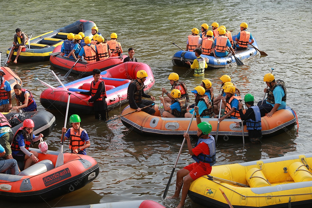 Grupo de aventureiro fazendo rafting na represa o rio é popular por sua vista panorâmica da natureza.