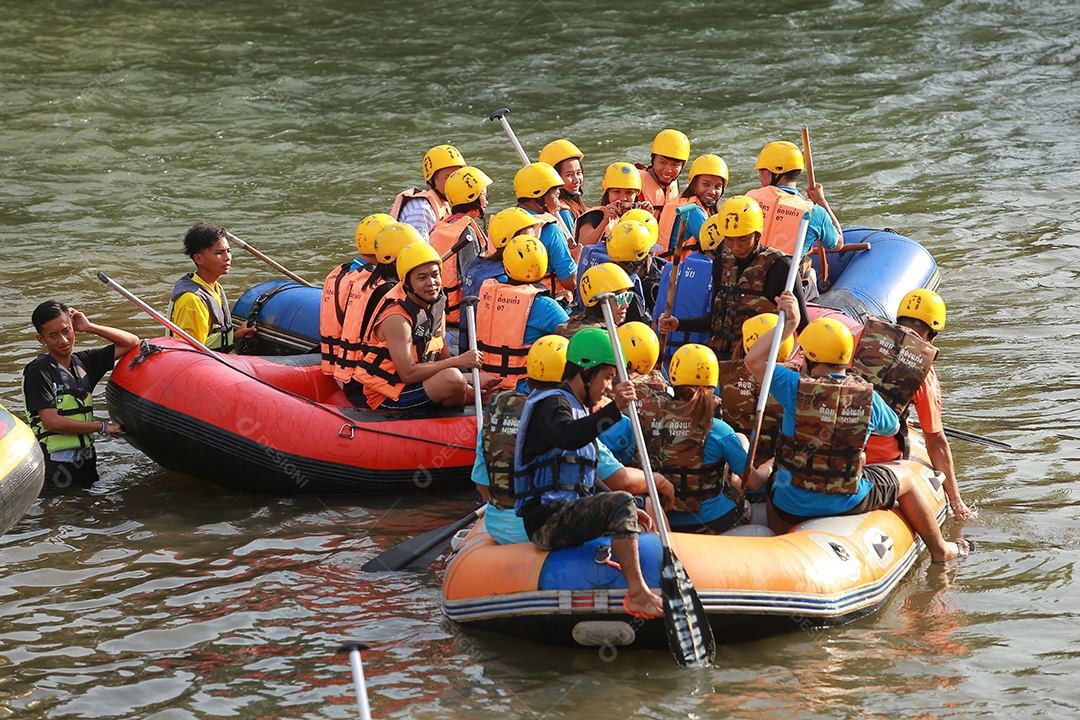 Grupo de aventureiro fazendo rafting na represa o rio é popular por sua vista panorâmica da natureza.