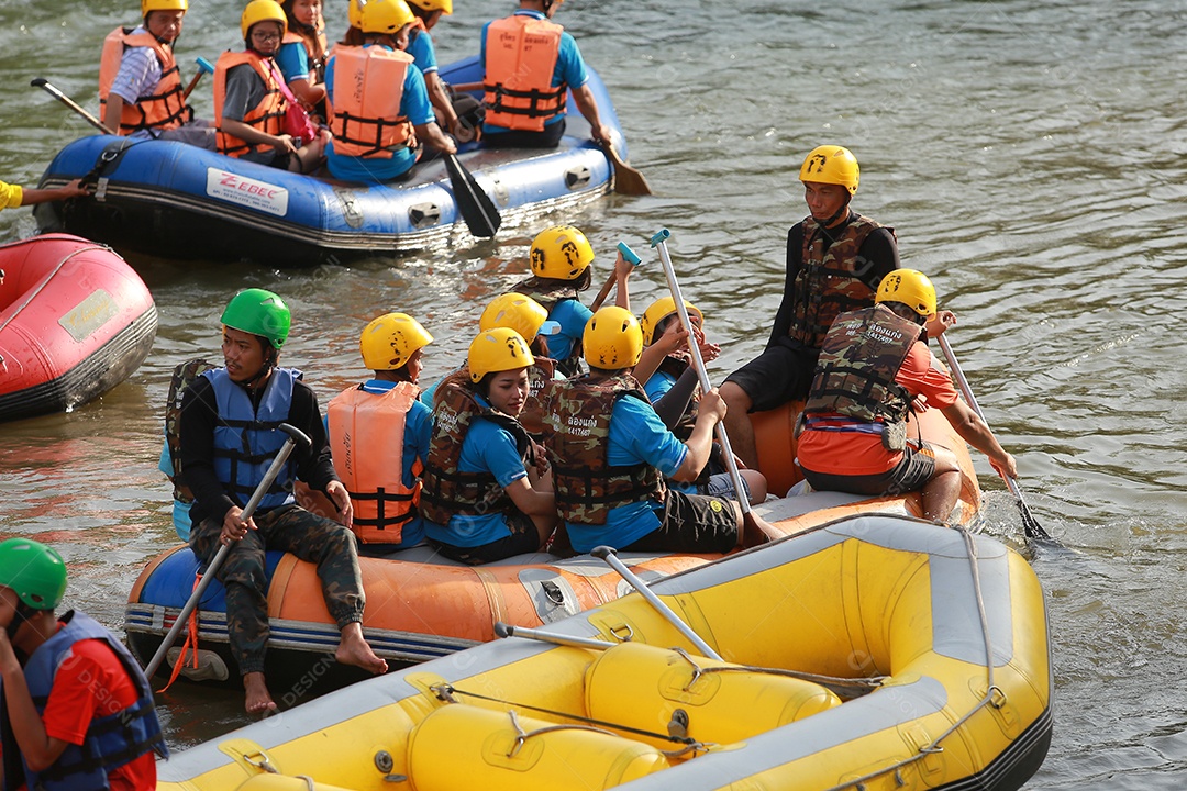 Grupo de aventureiro fazendo rafting na represa o rio é popular por sua vista panorâmica da natureza.