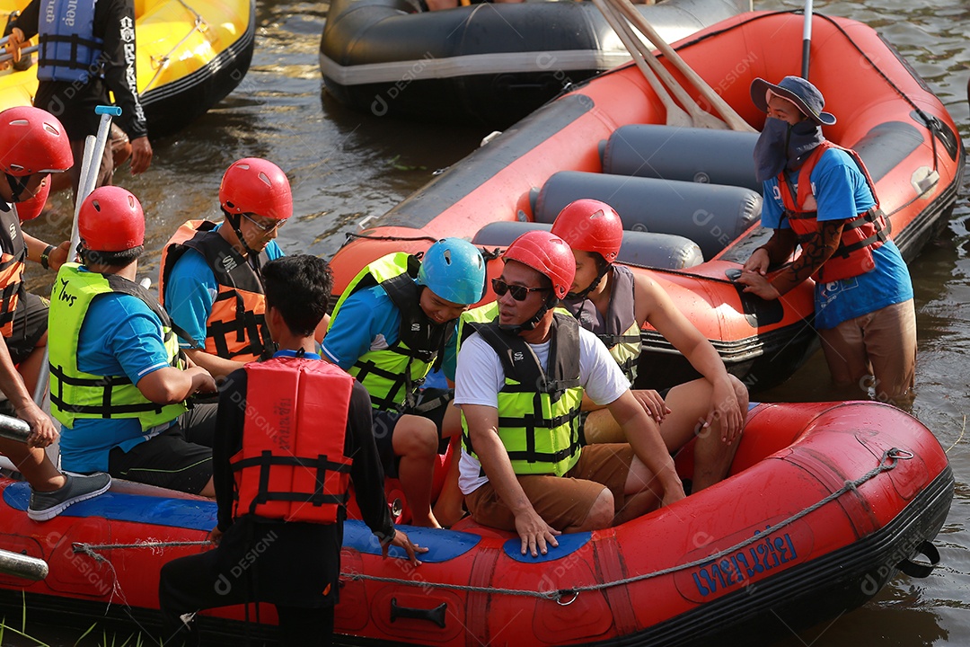 Grupo de aventureiro fazendo rafting na represa o rio é popular por sua vista panorâmica da natureza.