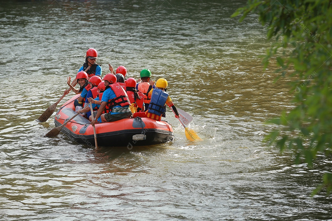 Grupo de aventureiro fazendo rafting na represa o rio é popular por sua vista panorâmica da natureza.