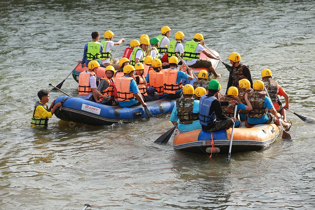 Grupo de aventureiro fazendo rafting na represa o rio é popular por sua vista panorâmica da natureza.