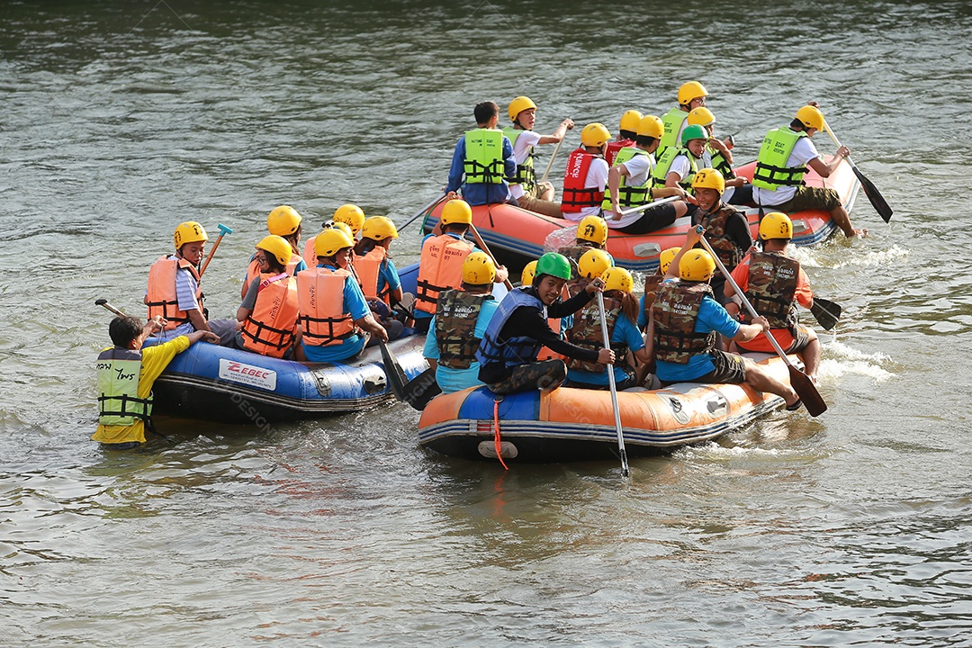 Grupo de aventureiro fazendo rafting na represa o rio é popular por sua vista panorâmica da natureza.