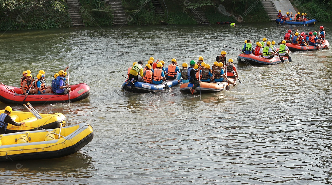 Grupo de aventureiro fazendo rafting na represa o rio é popular por sua vista panorâmica da natureza.