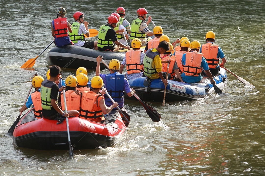 Grupo de aventureiro fazendo rafting na represa o rio é popular por sua vista panorâmica da natureza.