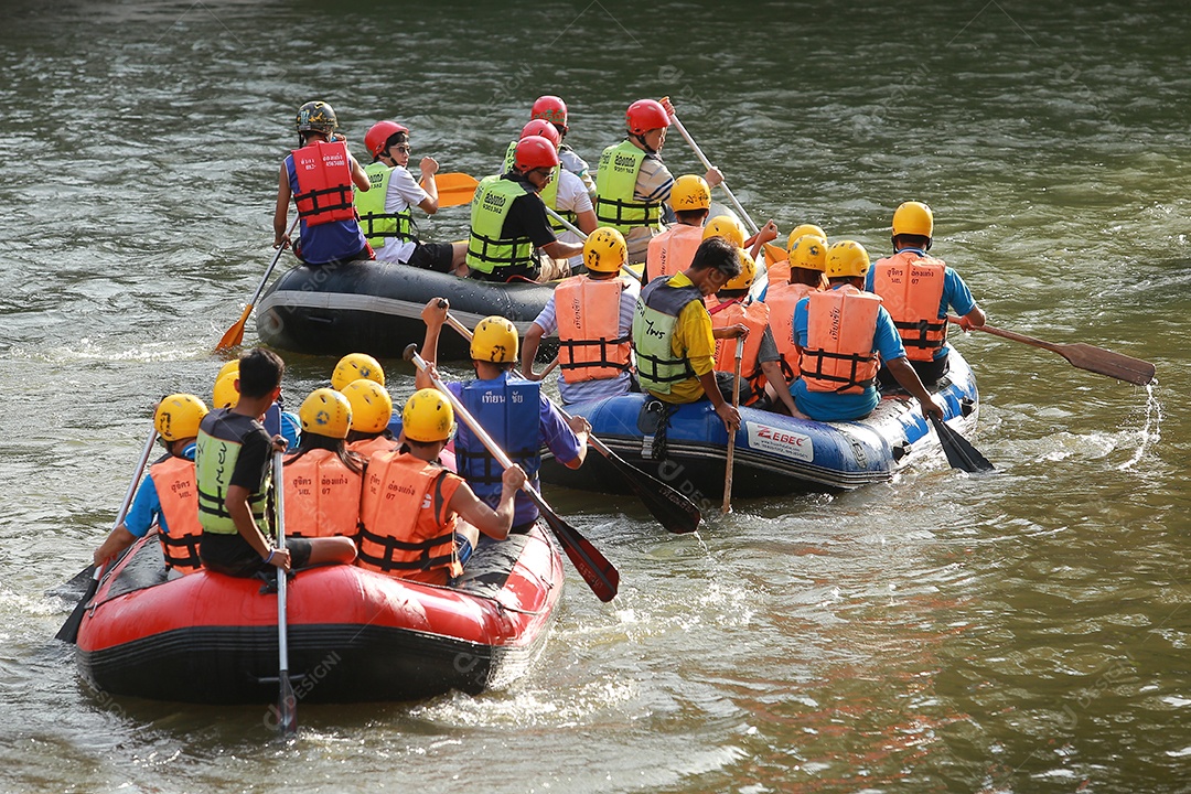 Grupo de aventureiro fazendo rafting na represa o rio é popular por sua vista panorâmica da natureza.