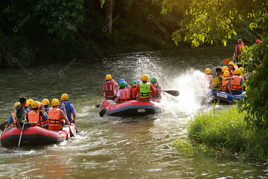 Grupo de aventureiro fazendo rafting na represa o rio é popular por sua vista panorâmica da natureza.