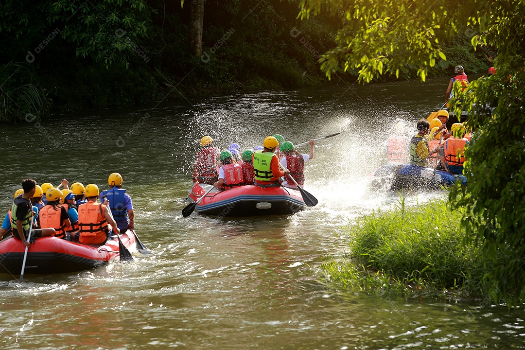 Grupo de aventureiro fazendo rafting na represa o rio é popular por sua vista panorâmica da natureza.