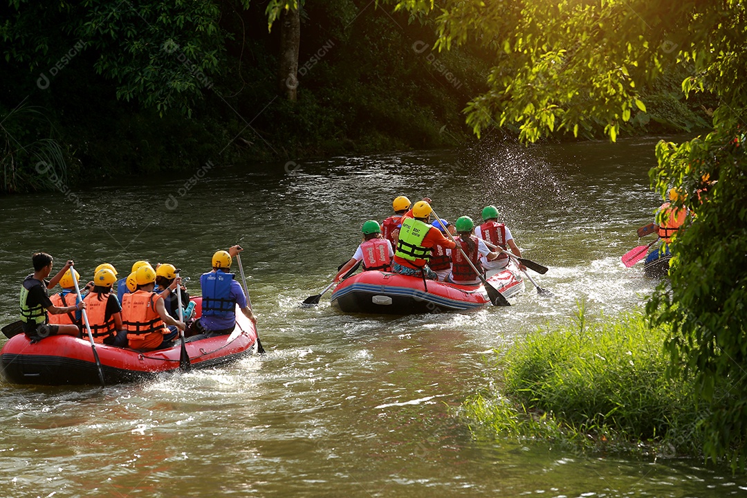 Grupo de aventureiro fazendo rafting na represa o rio é popular por sua vista panorâmica da natureza.