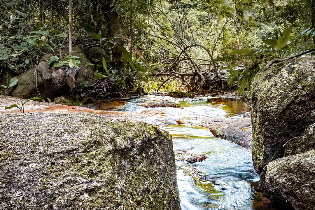 Pequena cachoeira na trilha da montanha Mestre Alvaro no município de Serra no Brasil.