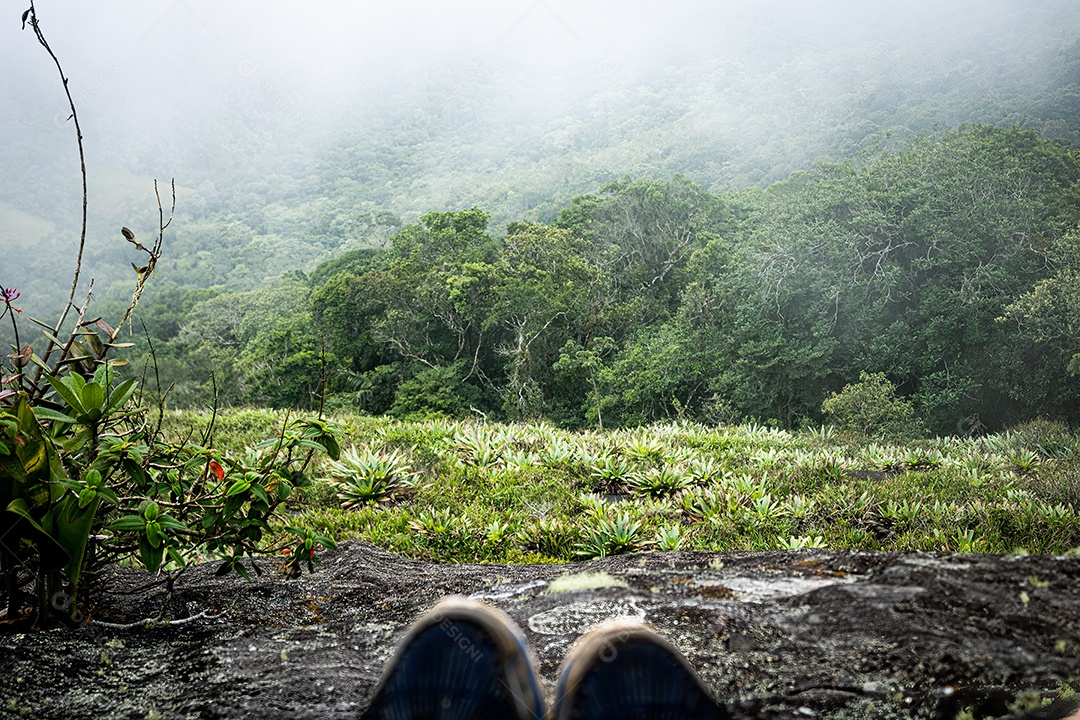 Muita neblina na trilha de montanha do Mestre Alvaro no município da Serra no Brasil.