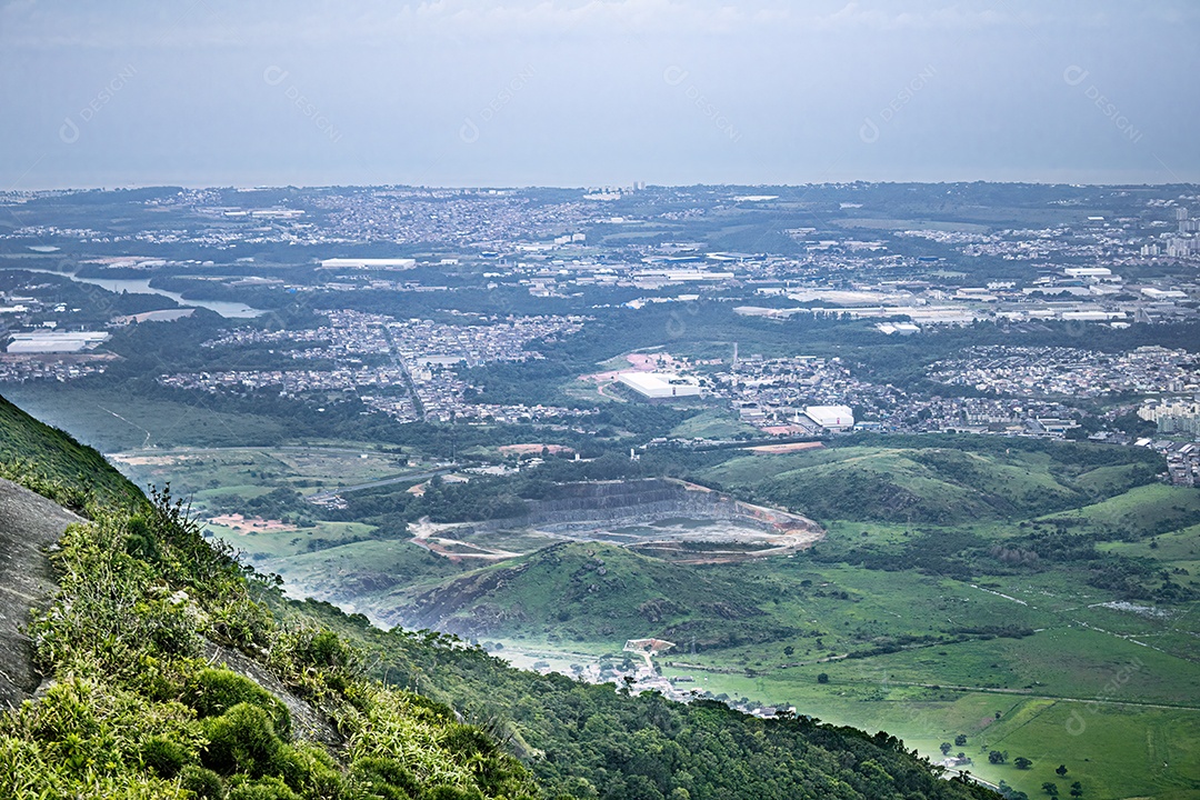 Vista da cidade de Serra no topo da montanha Mestre Alvaro no município de Serra no Brasil.