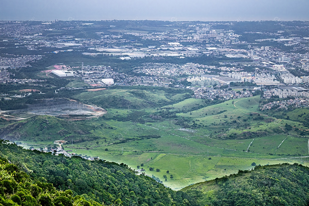 Vista da cidade de Serra no topo da montanha Mestre Alvaro no município de Serra no Brasil.