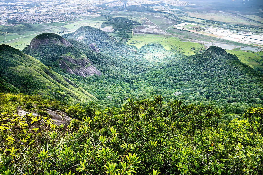 Vista da cidade de Serra no topo da montanha Mestre Alvaro