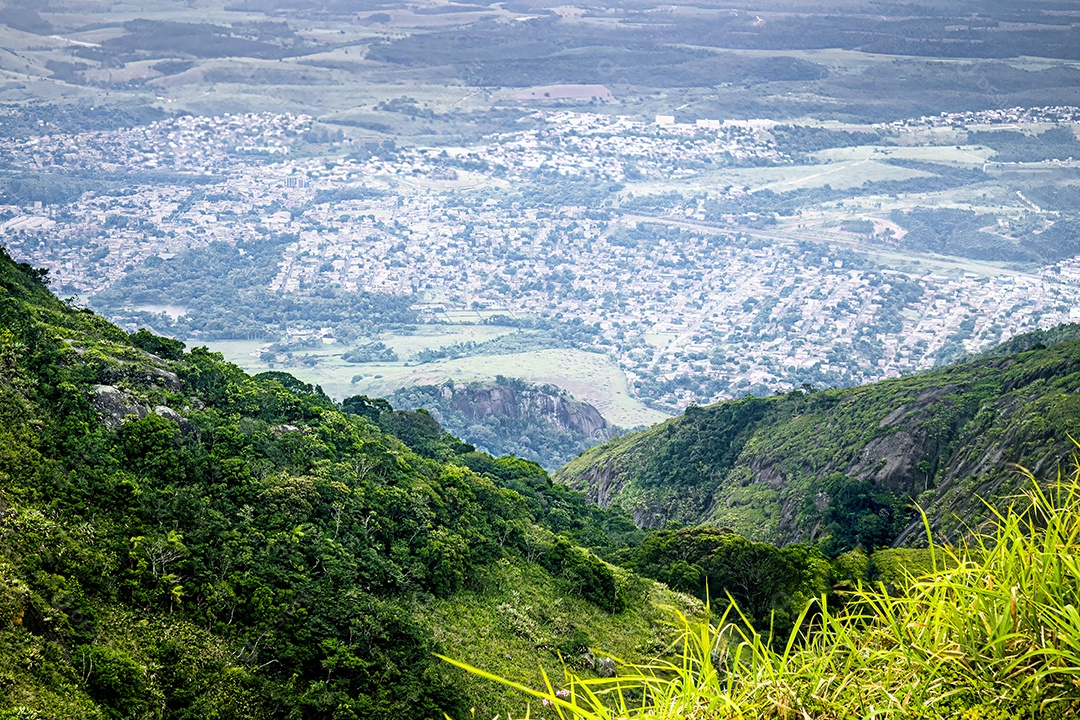 Vista da cidade de Serra no topo da montanha Mestre Alvaro
