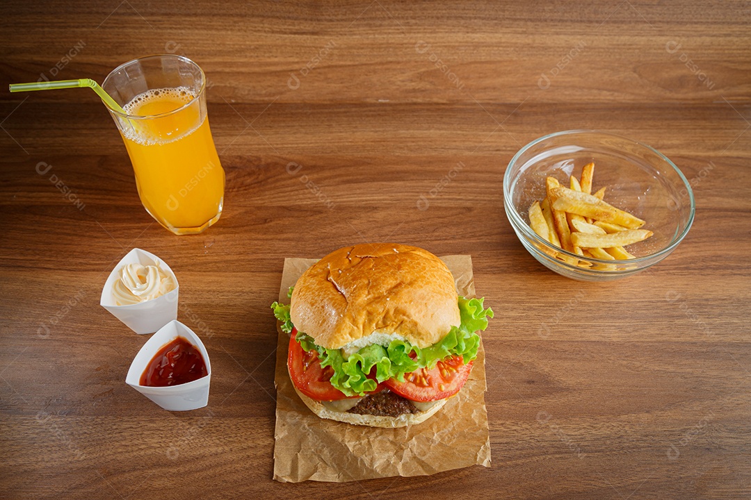 Delicioso hambúrguer em fundo de madeira.