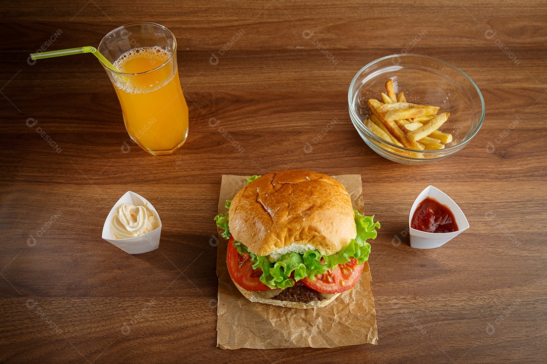 Delicioso hambúrguer em fundo de madeira.