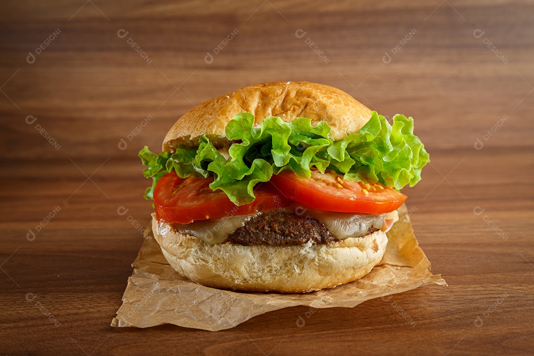 Delicioso hambúrguer em fundo de madeira.