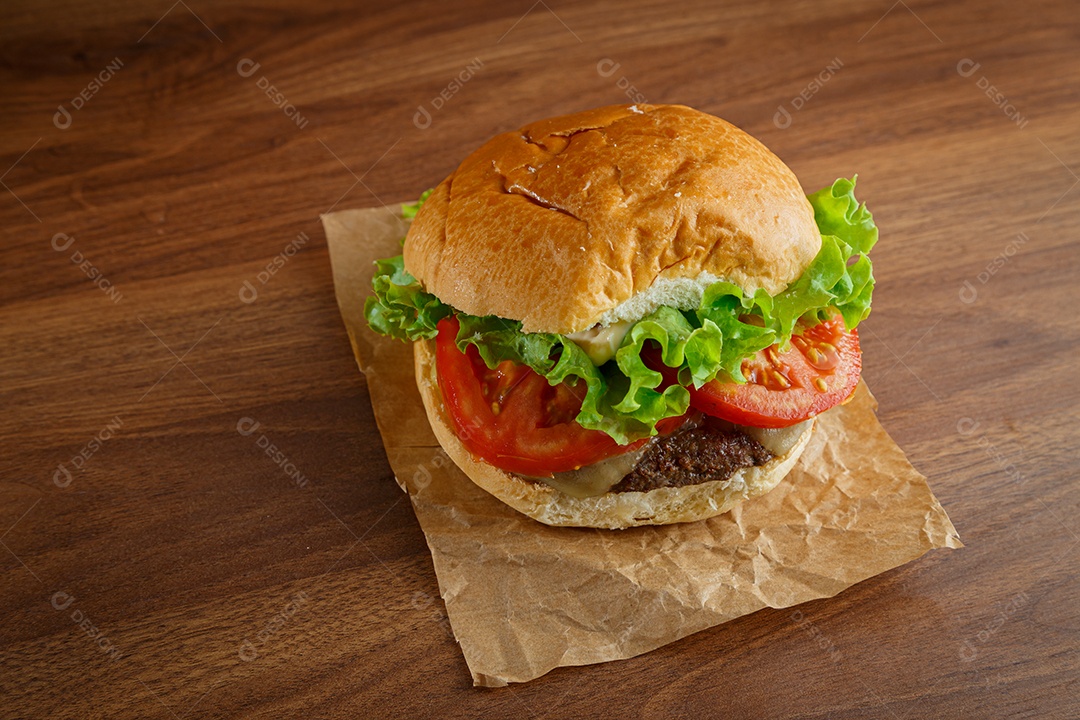 Delicioso hambúrguer em fundo de madeira.