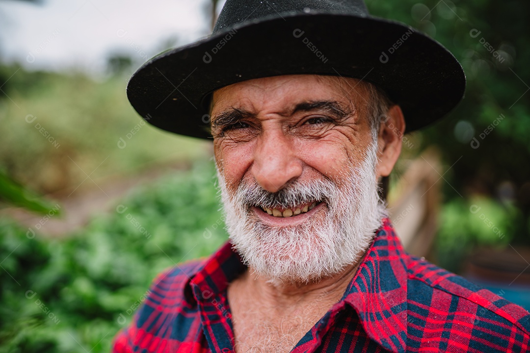 Retrato do agricultor brasileiro na camisa casual na fazenda