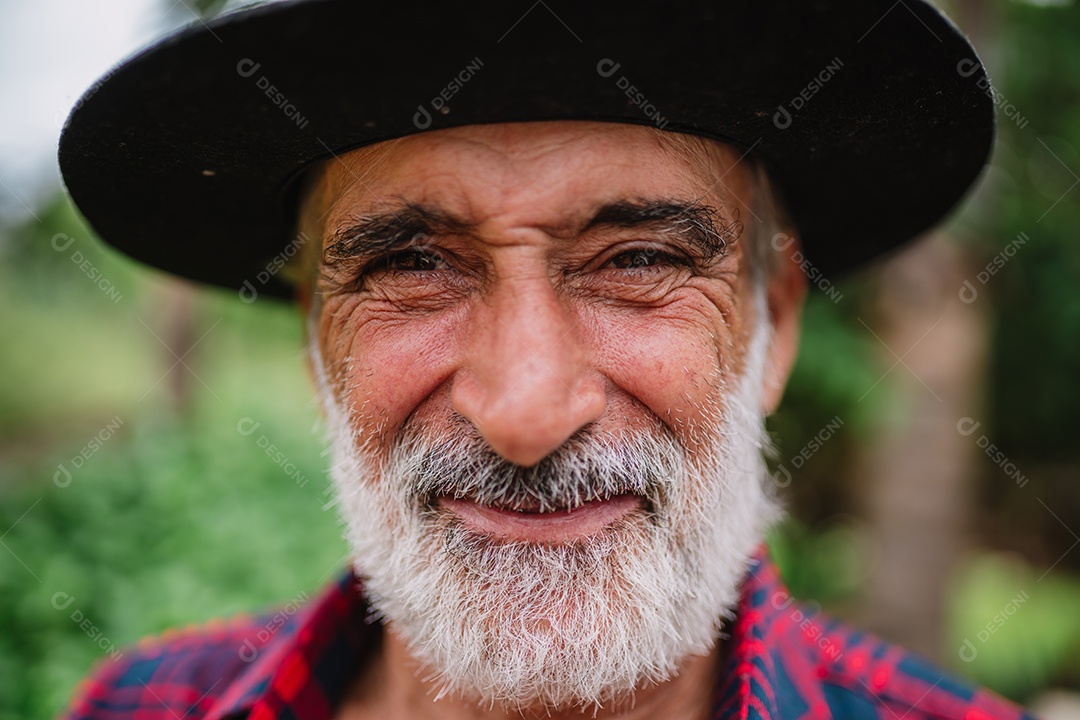 Retrato do agricultor brasileiro na camisa casual na fazenda