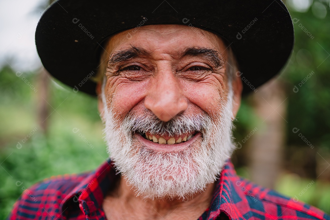 Retrato do agricultor brasileiro na camisa casual na fazenda