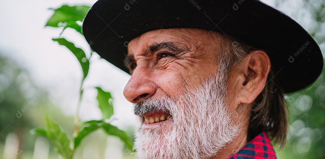 Retrato do agricultor brasileiro na camisa casual na fazenda