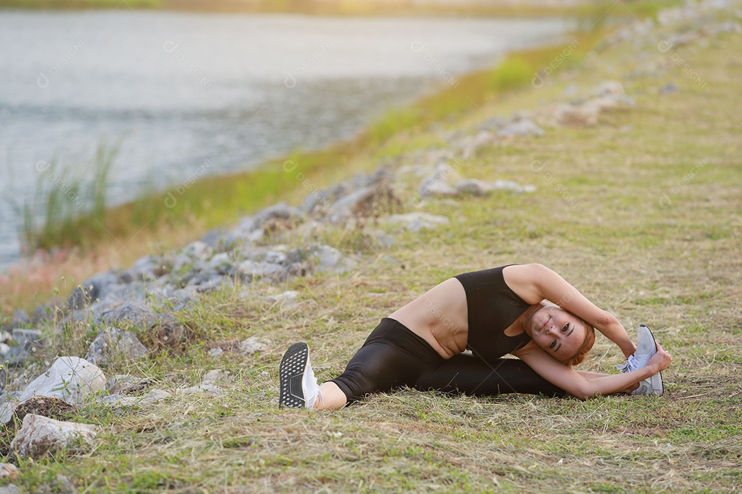Jovem fazendo exercícios de fitness de ioga Nascer do sol ao ar livre na paisagem de belas montanhas do prado. Meditação e Relax.