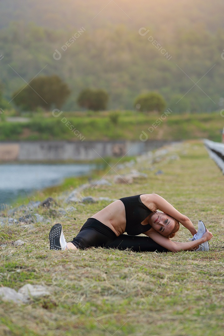 Jovem fazendo exercícios de fitness de ioga Nascer do sol ao ar livre na paisagem de belas montanhas do prado. Meditação e Relax.