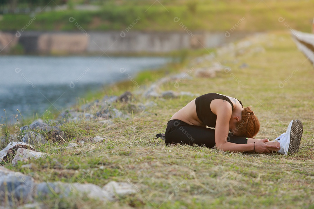 Jovem fazendo exercícios de fitness de ioga Nascer do sol ao ar livre na paisagem de belas montanhas do prado. Meditação e Relax.