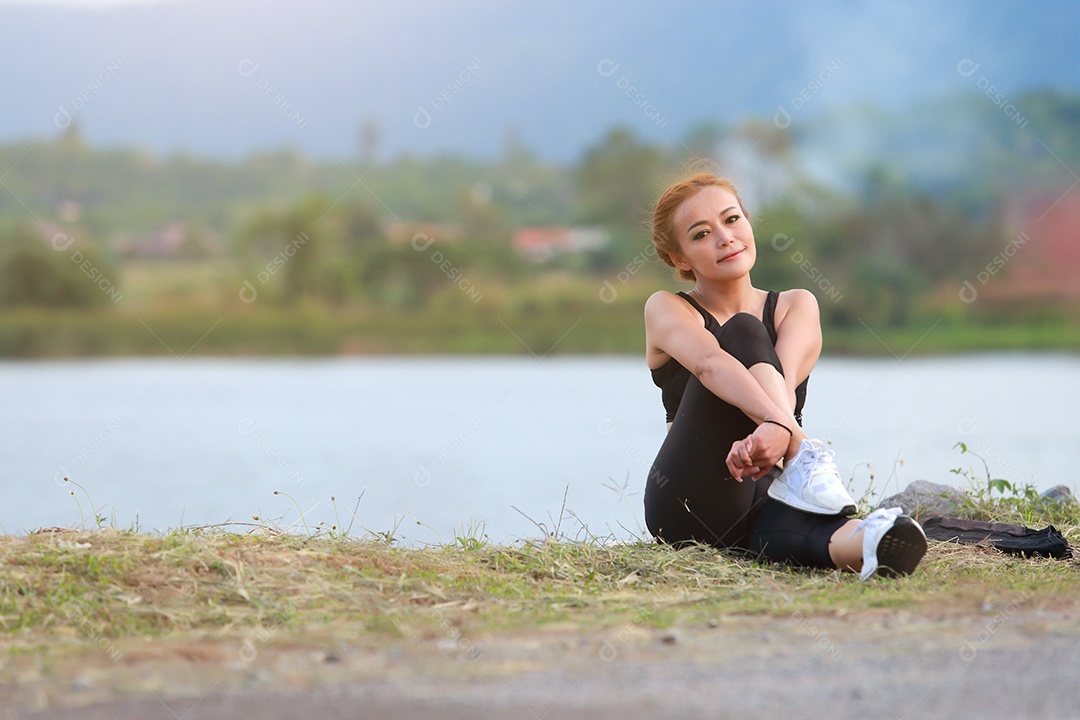 Jovem fazendo exercícios de fitness de ioga Nascer do sol ao ar livre na paisagem de belas montanhas do prado. Meditação e Relax.
