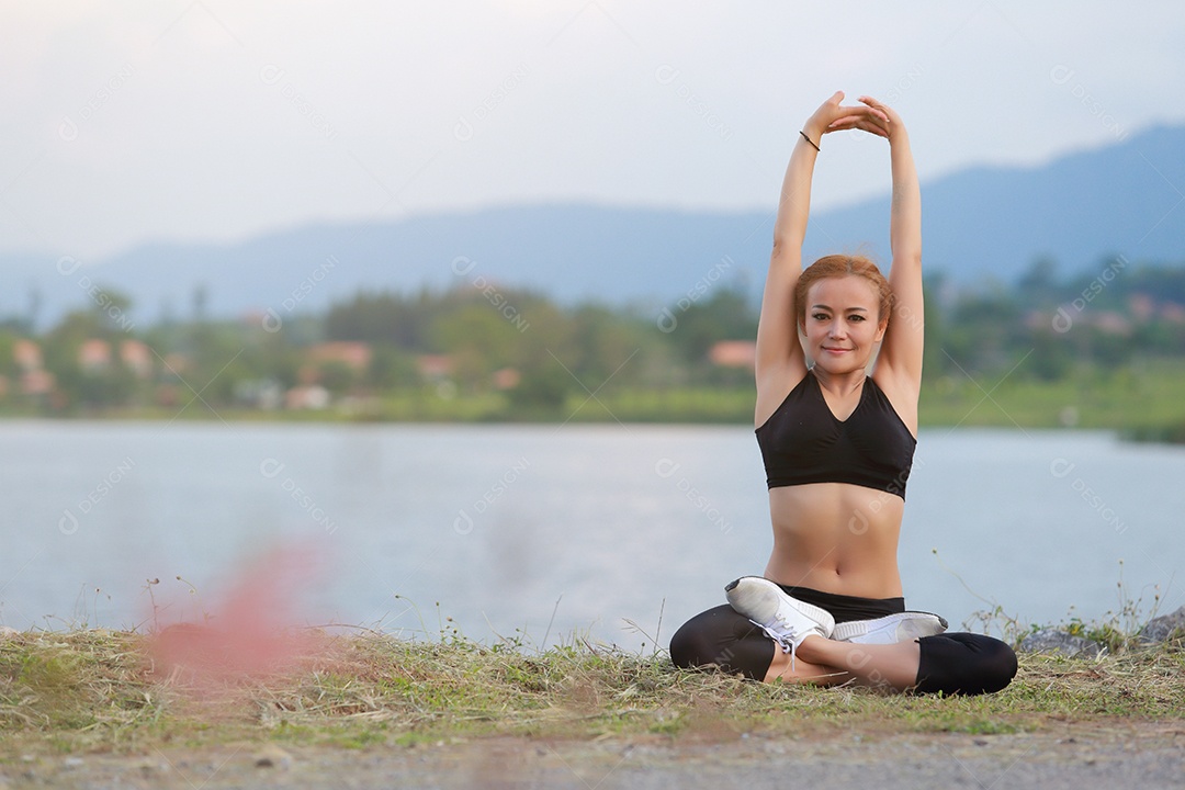 Jovem fazendo exercícios de fitness de ioga Nascer do sol ao ar livre na paisagem de belas montanhas do prado. Meditação e Relax.