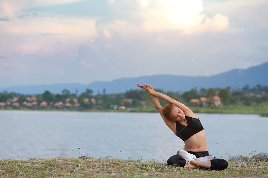 Jovem fazendo exercícios de fitness de ioga Nascer do sol ao ar livre na paisagem de belas montanhas do prado. Meditação e Relax.