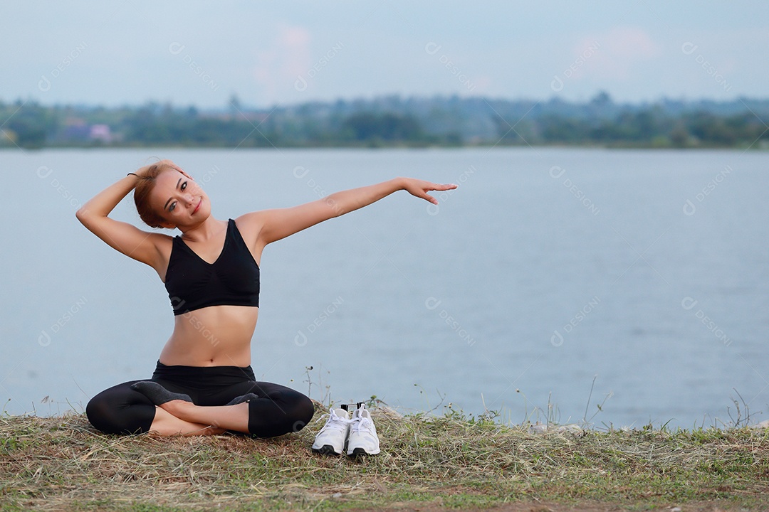 Jovem fazendo exercícios de fitness de ioga Nascer do sol ao ar livre na paisagem de belas montanhas do prado. Meditação e Relax.