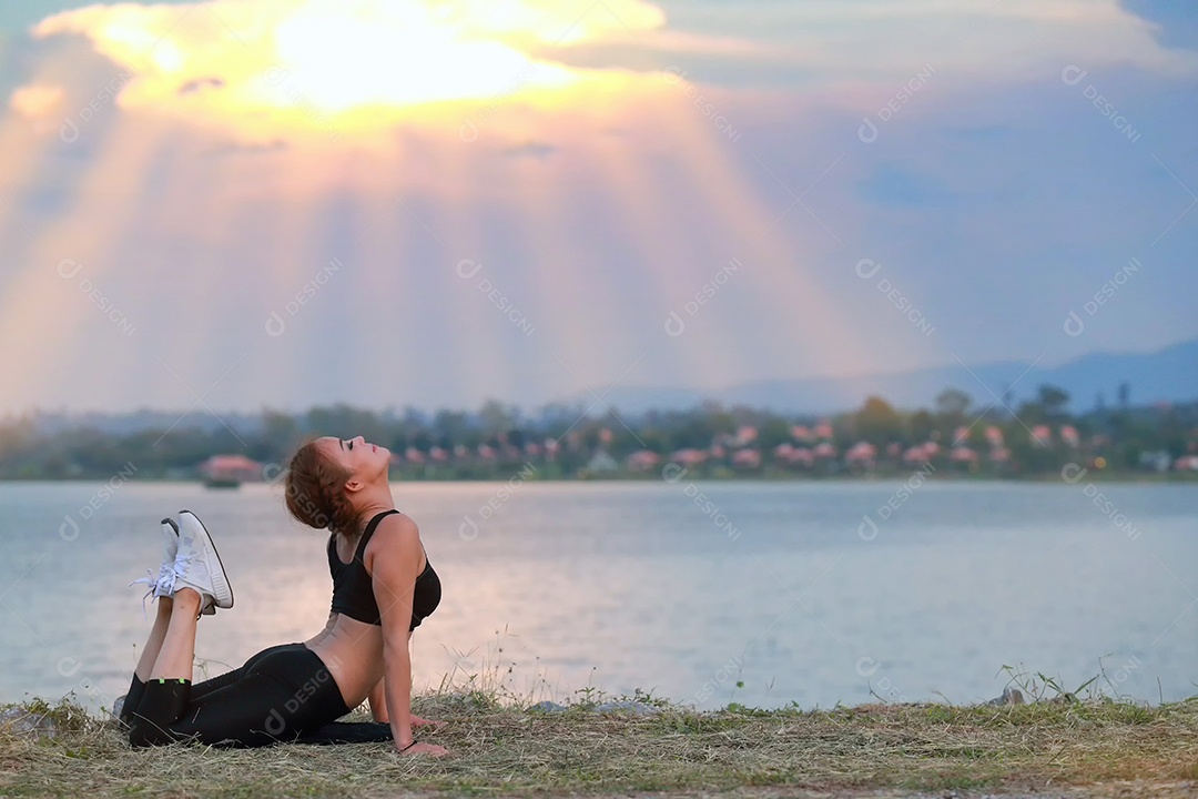 Jovem fazendo exercícios de fitness de ioga Nascer do sol ao ar livre na paisagem de belas montanhas do prado. Meditação e Relax.