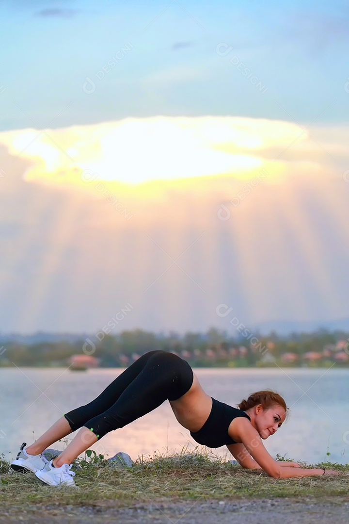 Jovem fazendo exercícios de fitness de ioga Nascer do sol ao ar livre na paisagem de belas montanhas do prado. Meditação e Relax.