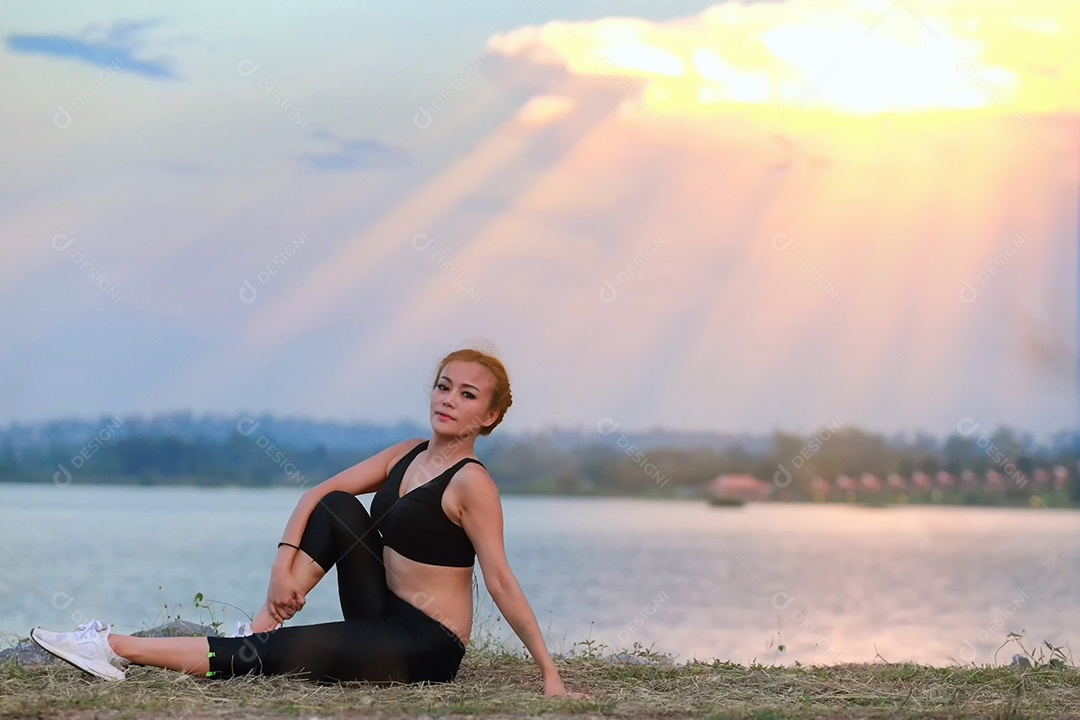 Jovem fazendo exercícios de fitness de ioga Nascer do sol ao ar livre na paisagem de belas montanhas do prado. Meditação e Relax.