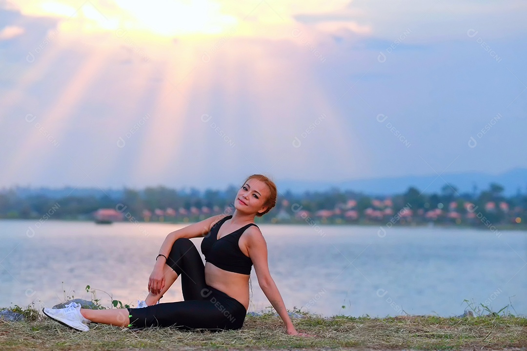 Jovem fazendo exercícios de fitness de ioga Nascer do sol ao ar livre na paisagem de belas montanhas do prado. Meditação e Relax.