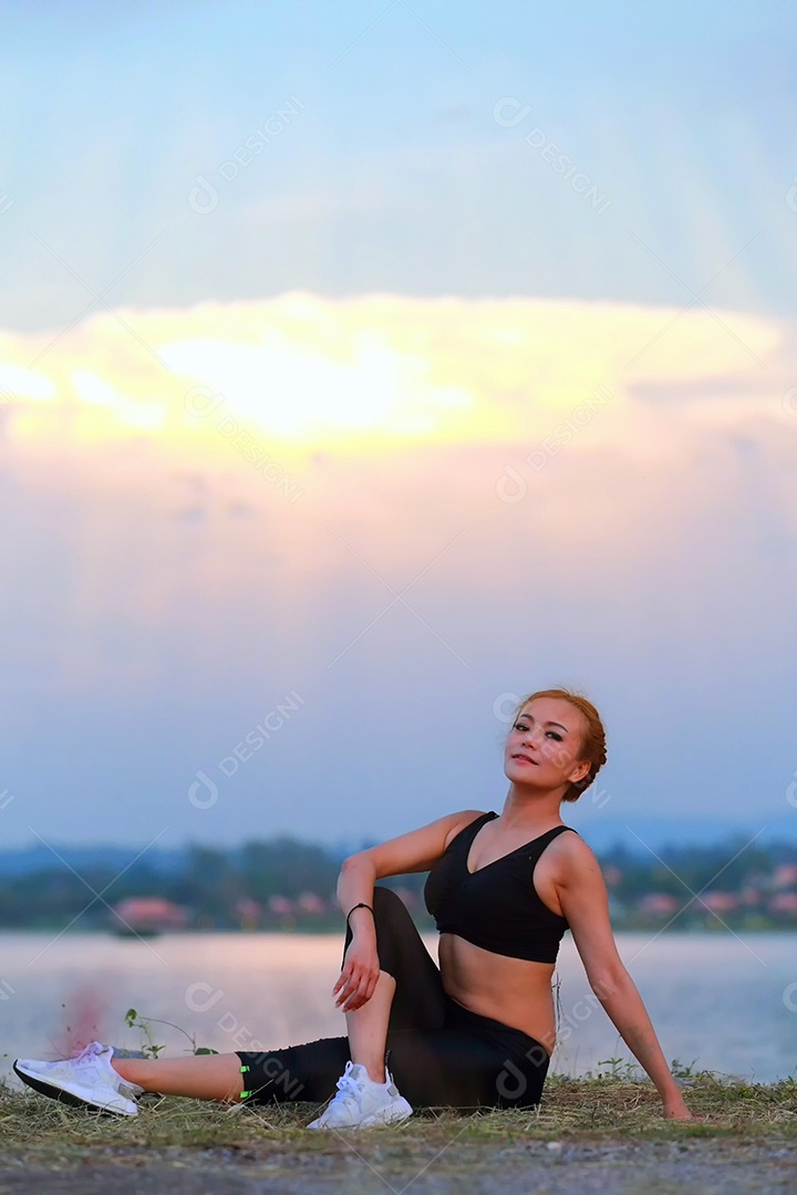 Jovem fazendo exercícios de fitness de ioga Nascer do sol ao ar livre na paisagem de belas montanhas do prado. Meditação e Relax.