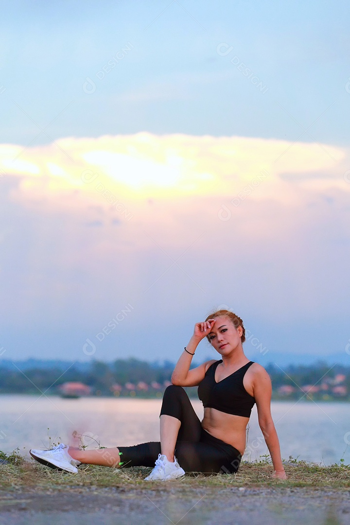 Jovem fazendo exercícios de fitness de ioga Nascer do sol ao ar livre na paisagem de belas montanhas do prado. Meditação e Relax.