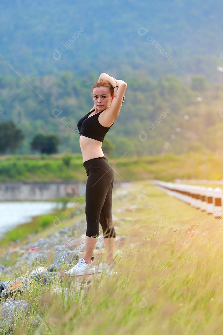 Jovem fazendo exercícios de fitness de ioga Nascer do sol ao ar livre na paisagem de belas montanhas do prado. Meditação e Relax.