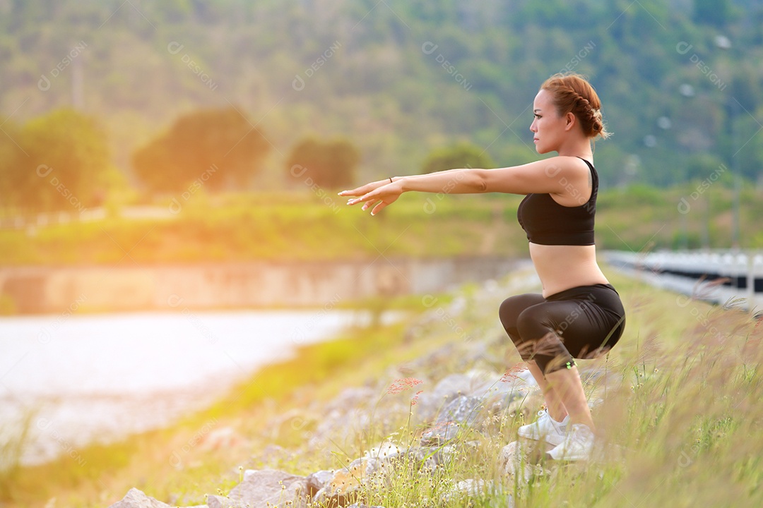 Jovem fazendo exercícios de fitness de ioga Nascer do sol ao ar livre na paisagem de belas montanhas do prado. Meditação e Relax.