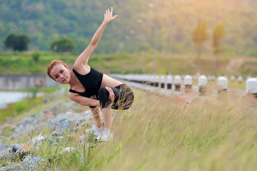 Jovem fazendo exercícios de fitness de ioga Nascer do sol ao ar livre na paisagem de belas montanhas do prado. Meditação e Relax.
