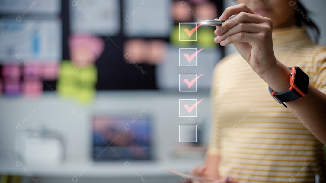 Conceito de lista de verificação, marca de verificação da empresária na caixa de seleção