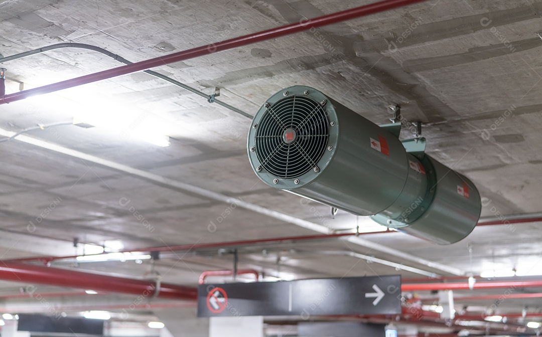 Ventilador a jato na área de estacionamento subterrâneo. Ventilador no estacionamento.